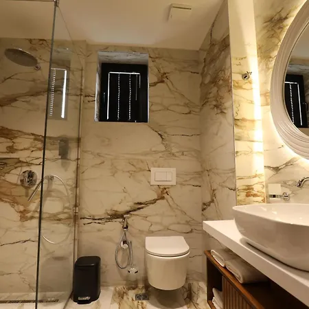 Rich Hotel